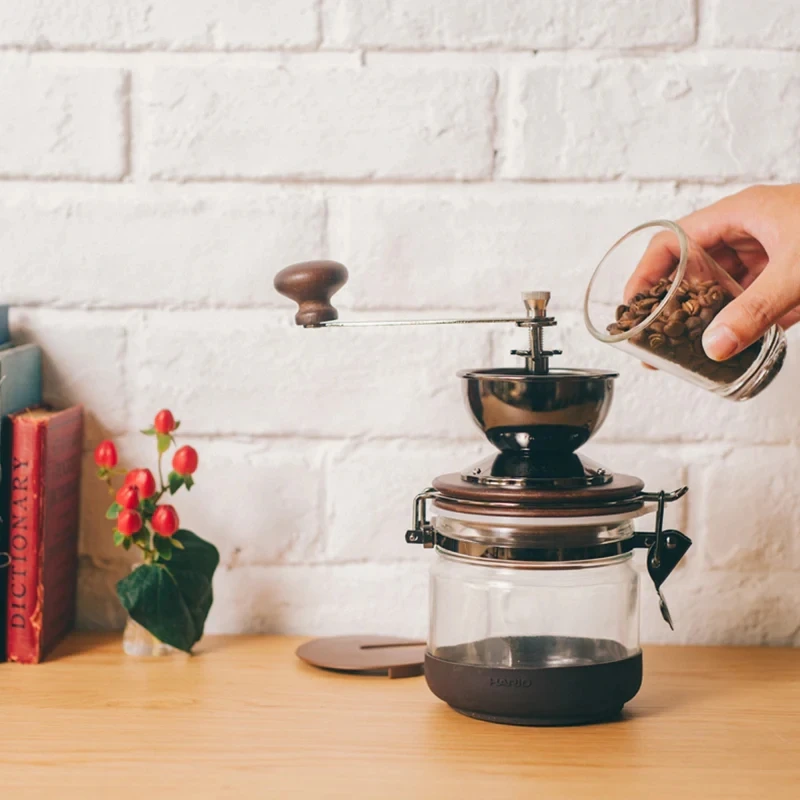 Kaffekvern med beholder CMHN-4 by Hario color Svart