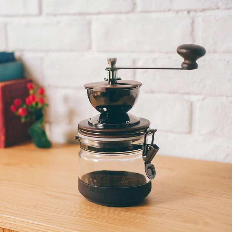 Kaffekvern med beholder CMHN-4 by Hario color Svart