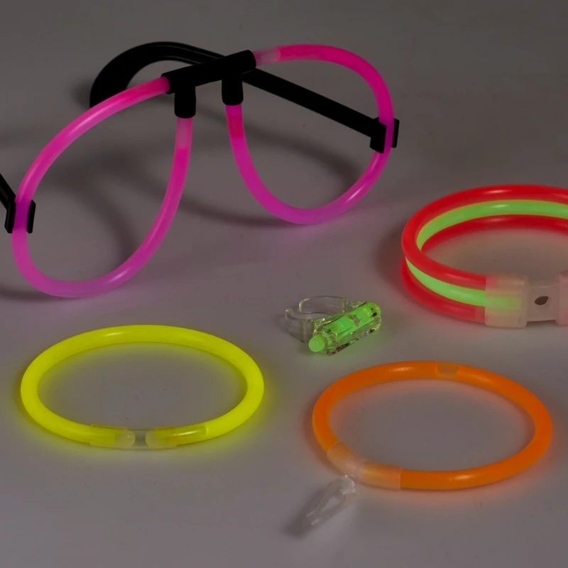 Selvlysende partypakke med glowsticks og tilbehør DL8000040 by Koop color Svart