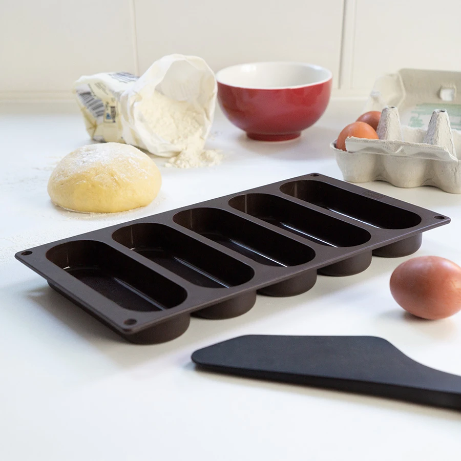 Lurch Pølsebrød Bakeform i Silikon 30x16 cm 5 stk LU85093 by LURch color Svart
