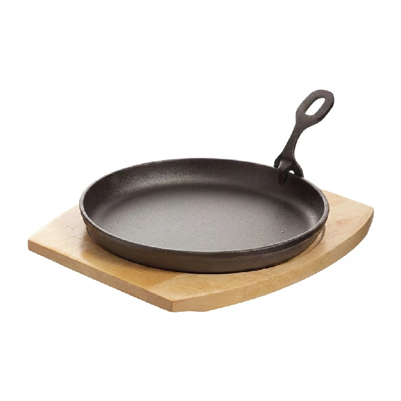 Støpejernstallerken med treunderlag 22 cm HE912 by COSY & TRENDY color Svart