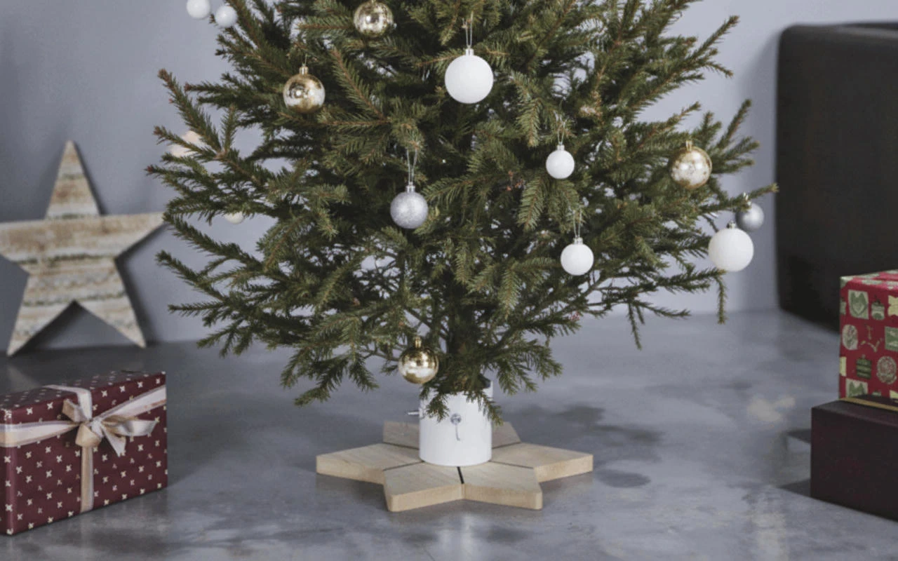 Stjerneformet juletrefot i metall 4300627 by HAAHR & CO color Vit, Trä
