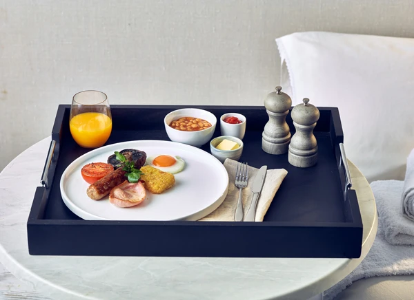 Solid sort butlerbrett med metallhåndtak 65 x 49 cm BTM6549BK by Genware color Svart