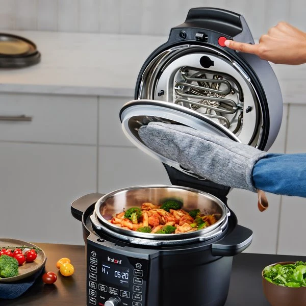 Instant Pot Duo Crisp Ultimate Lokk Airfryer 13-i-1 81-140-0059-01-EU by Instant po color Svart