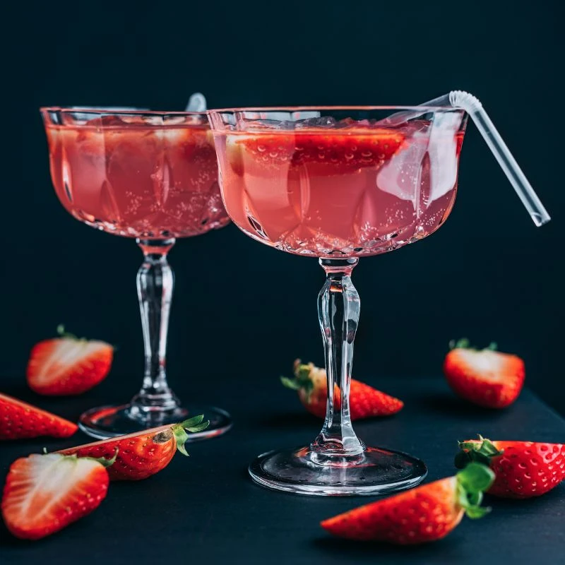 Strawberry-Rhubarb Fizz – Fruktig cocktail med Råstoff