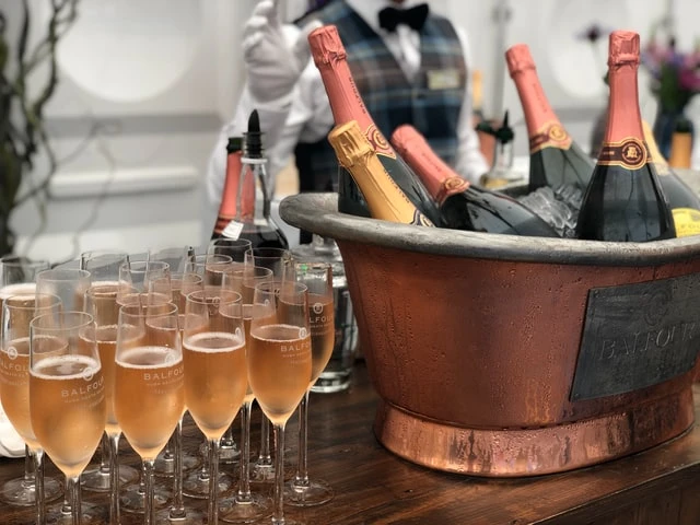 Vitenskapelig bevist – Slik får du mest ut av champagnen din