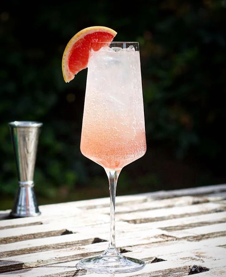 Opplev Breezy Rainbow: En Forfriskende Vodka-Cocktail Med Et Strejf av Mystikk
