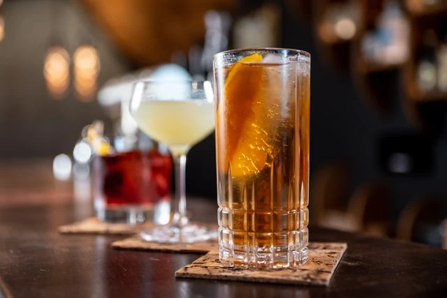 Guide til cocktailglass – hvilket glass skal dine cocktails serveres i?