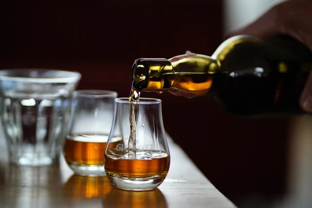 3 FLASKER MED KVALITETS WHISKY TIL BARSKAPET
