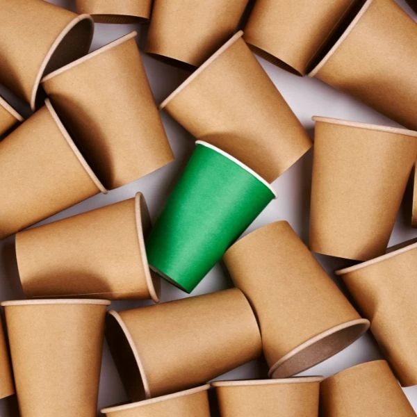 Gode alternativer til engangsglass i plastikk