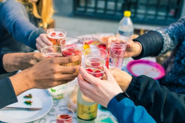 Inviter til sommerfest – borddekking, festleker og sommerdrinker