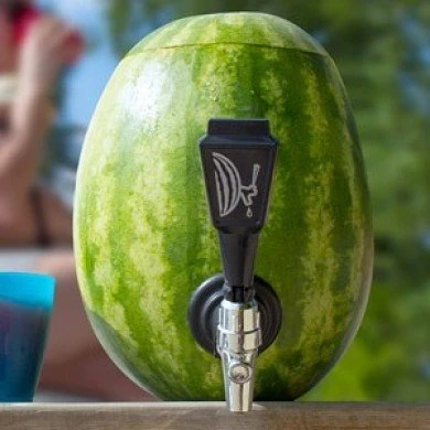 Slik lager du en drinkdispenser av en vannmelon