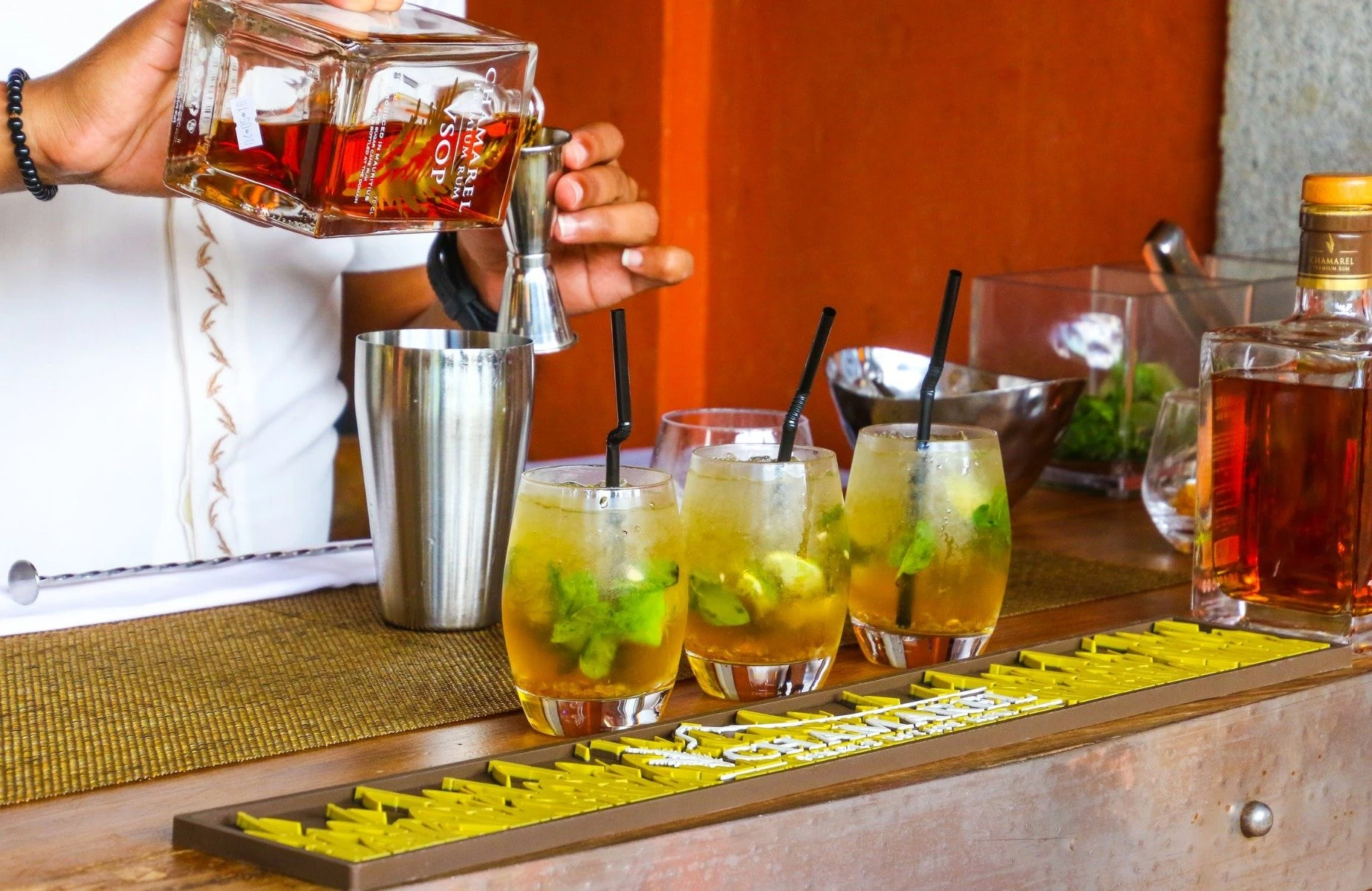 En bartender, der mixer dark and stormy
