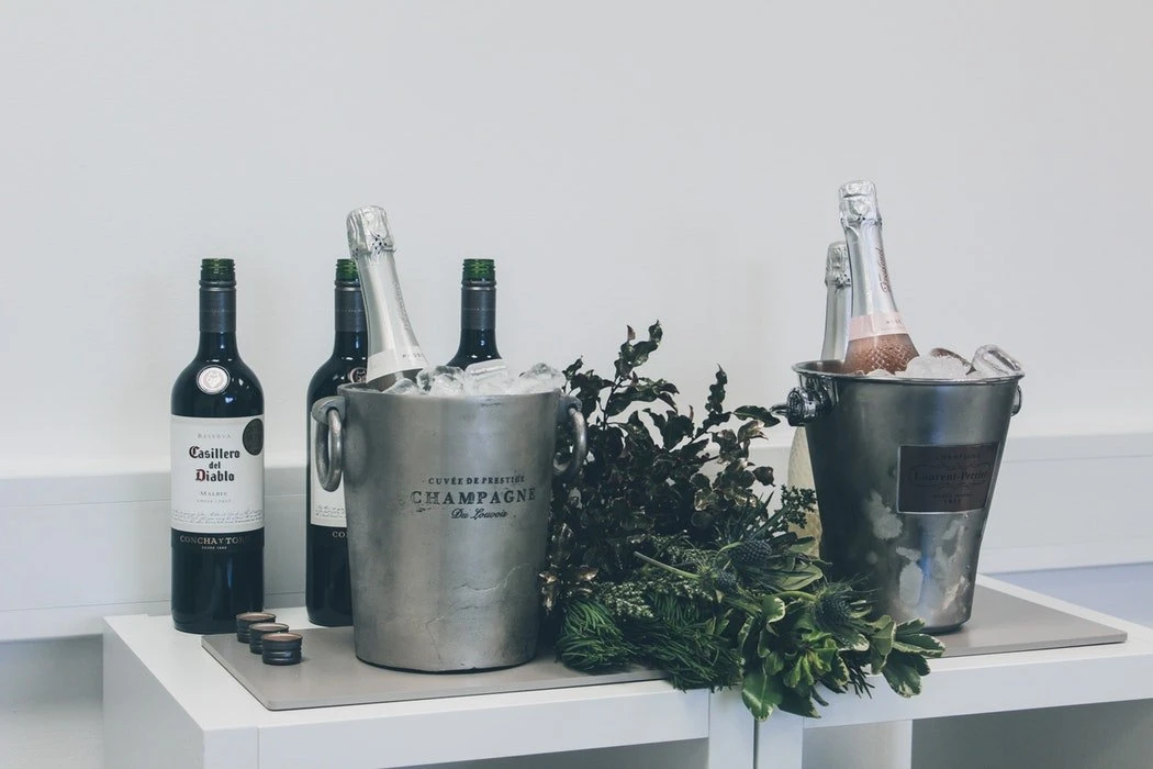 Et bilde av en champagnespand
