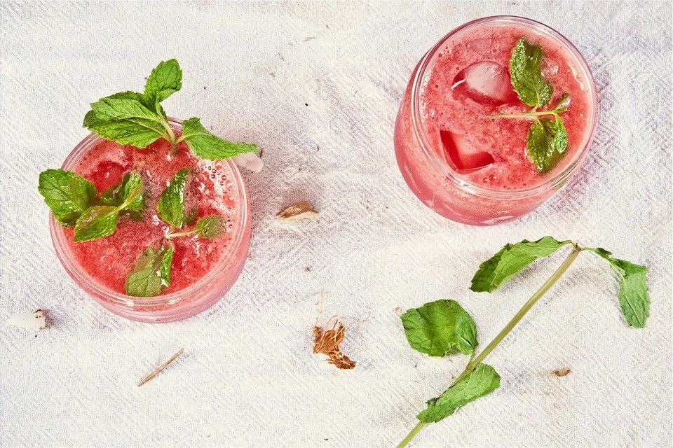 en lyserød mojito