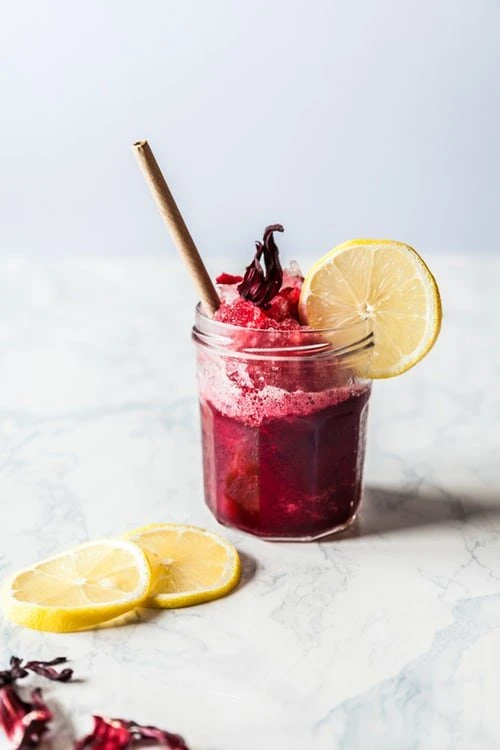 lækker rød rødbedesmoothie med citron