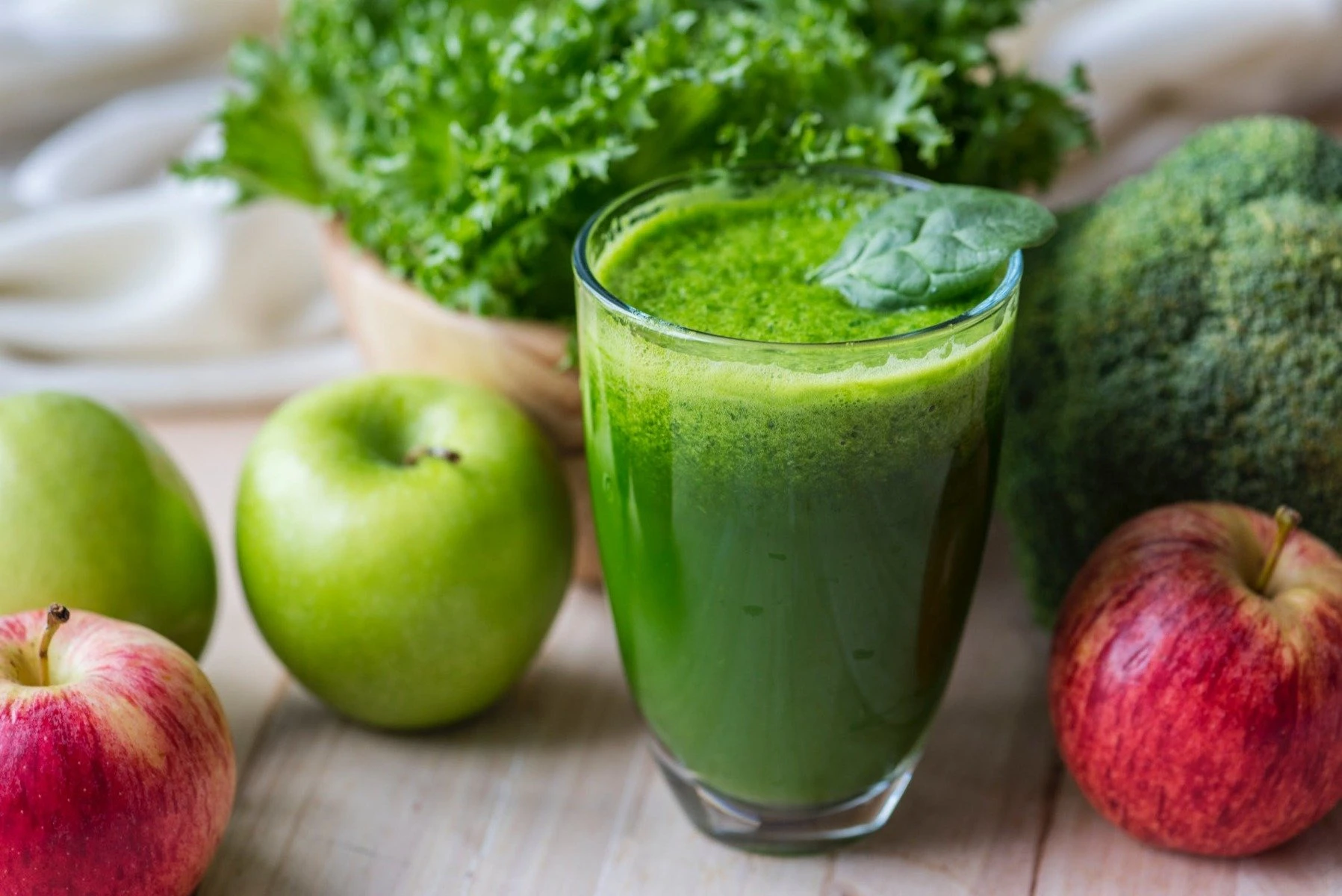en smoothie af frugt og grønt