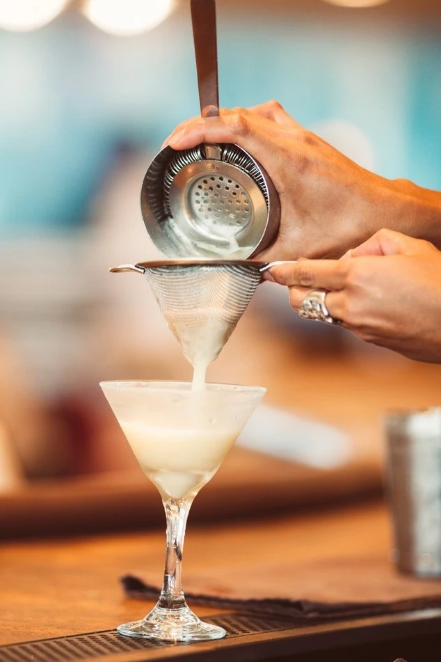 et bilde av en strainer og en drink