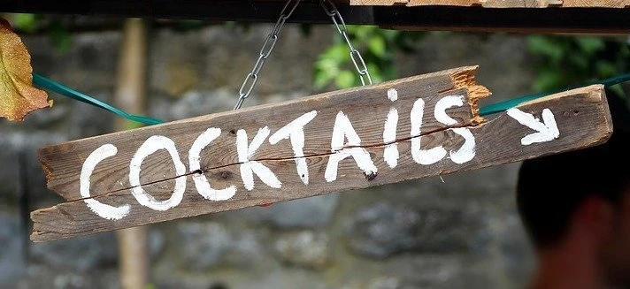 tiki cocktail skilt